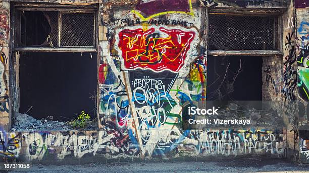 Graffitti Im Veraltet Gebäude Stockfoto und mehr Bilder von Streetart - Streetart, Einzelwort, Abstrakt