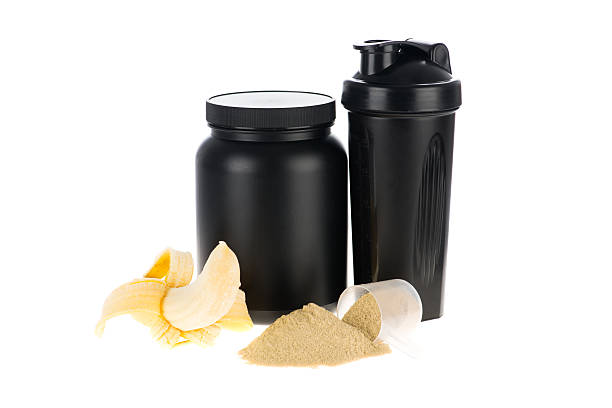 здоровое питание - protein drink whey ground measuring cup стоковые фото и изображения