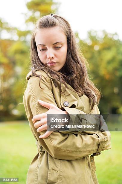 Kalten Herbsttag Stockfoto und mehr Bilder von Abgeschiedenheit - Abgeschiedenheit, Eine Frau allein, Eine Person