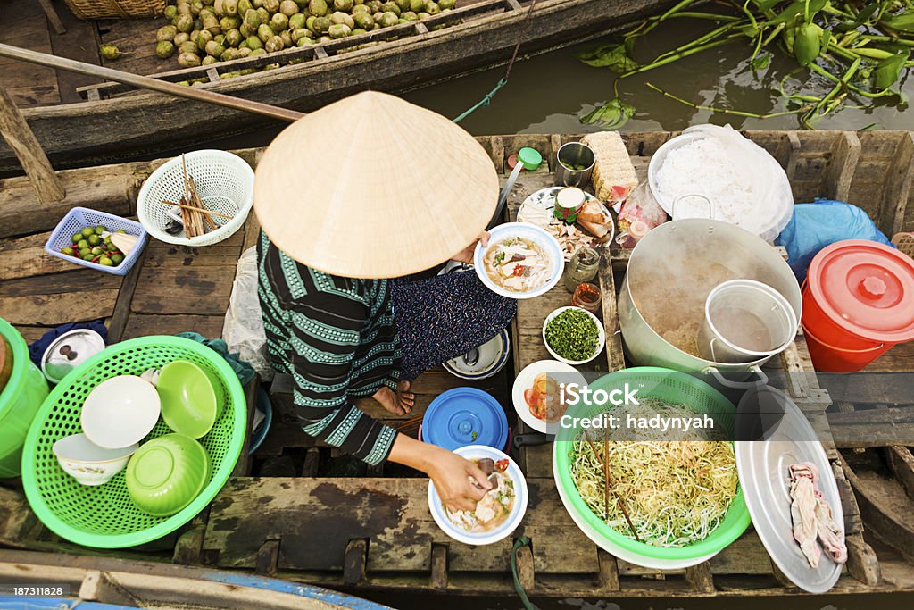 Vietnamita mulher vender Pho-Sopa de noodle no Mercado Flutuante - Royalty-free Vietname Foto de stock