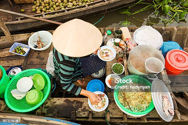 Vietnamita Mulher Vender Phosopa De Noodle No Mercado Flutuante - Fotografias de stock e mais imagens de Vietname