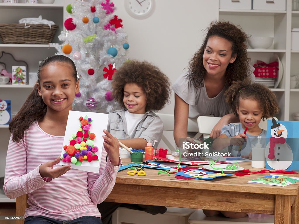 Jolie fille en tenant la main interracial cartes de Noël - Photo de Enfant libre de droits