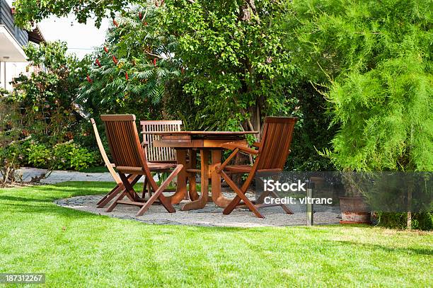 Garten Und Patio Stockfoto und mehr Bilder von Wetterfester Stuhl - Wetterfester Stuhl, Holz, Terrasse - Grundstück