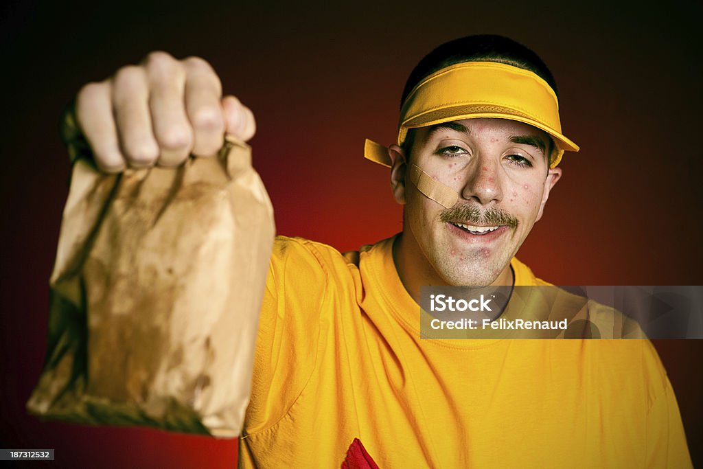 Kassierer mit einer Braunflecken-Papier bad von junk-food - Lizenzfrei Humor Stock-Foto