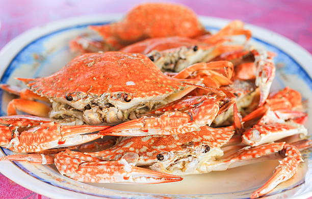 istock Eatable fresh steamed crabs on plate 187316170