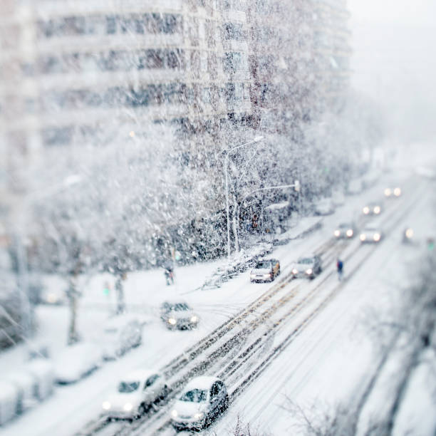 istock Traffic in the snow 187317162