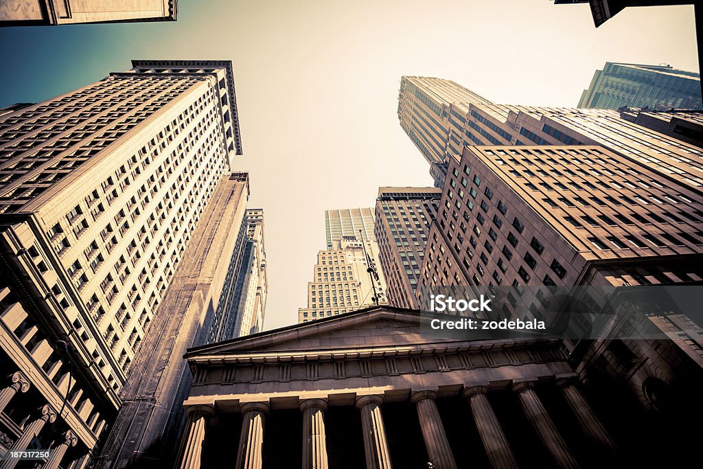 Wall Street dans le centre-ville de Manhattan à Federal Hall et les gratte-ciel - Photo de Wall Street libre de droits