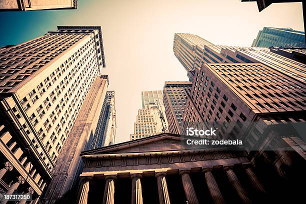 Photo libre de droit de Wall Street Dans Le Centreville De Manhattan À Federal Hall Et Les Gratteciel banque d'images et plus d'images libres de droit de Wall Street