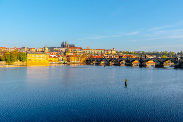 vista panoramica del castello di praga e del ponte carlo nella soleggiata mattina di primavera, praga, repubblica ceca - hradcany castle prague czech republic spring foto e immagini stock