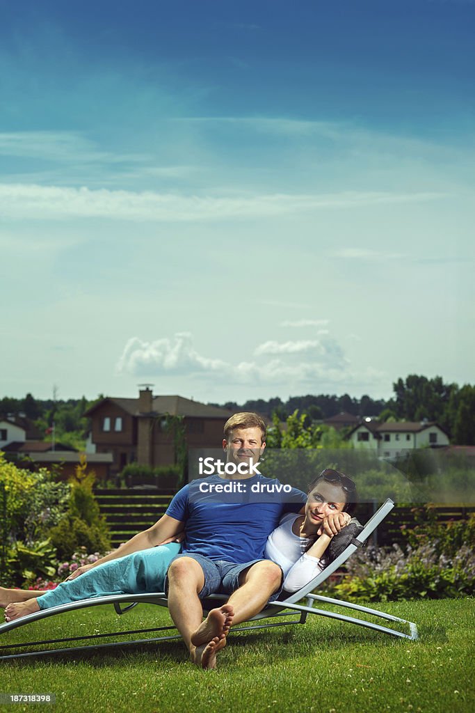Giovane coppia ejoying festività - Foto stock royalty-free di 25-29 anni