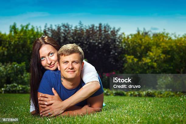 Junge Glückliche Paar Leg Dich Auf Dem Rasen Stockfoto und mehr Bilder von 25-29 Jahre - 25-29 Jahre, Attraktive Frau, Aufregung