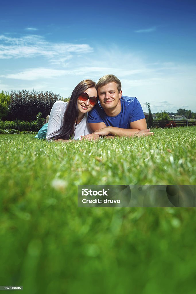 Jovem casal feliz colocar na grama - Foto de stock de 25-30 Anos royalty-free