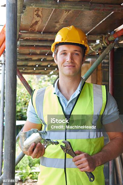 Foto de Retrato De Builder Colocar Em Andaimes e mais fotos de stock de Chave de porcas - Chave de porcas, Homens, Jaqueta