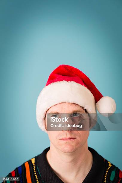 Disgusted 산타 모자 쓴 남자 복사 공간이 30-34세에 대한 스톡 사진 및 기타 이미지 - 30-34세, 30-39세, 남성