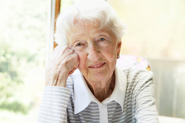 portait de uma linda mulher de 90 anos - 80 year old imagens e fotografias de stock