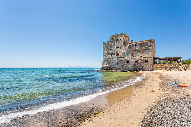 torre mozza perto follonica, toscana itália - clear sky italy tuscany image imagens e fotografias de stock