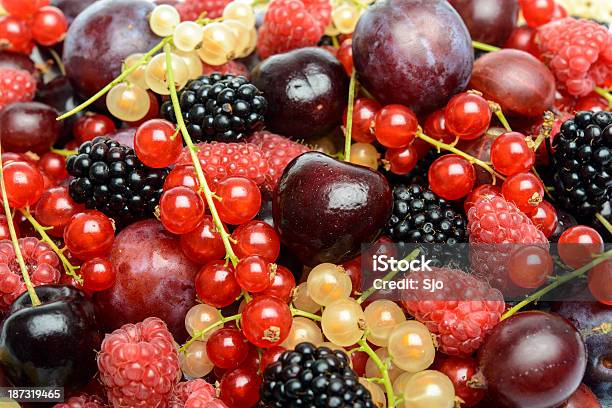 Frutas De Verano Foto de stock y más banco de imágenes de Alimento - Alimento, Baya, Cereza