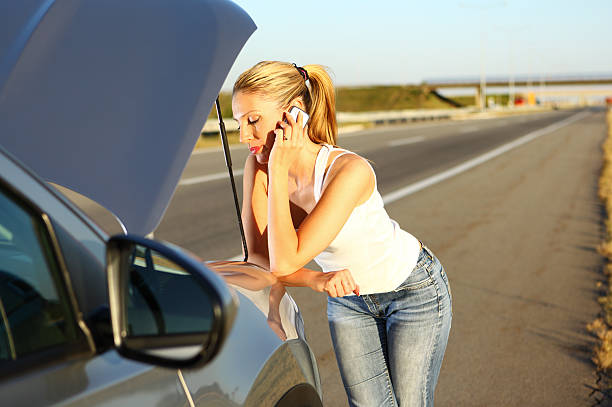 istock Woman having car trouble. 187319470