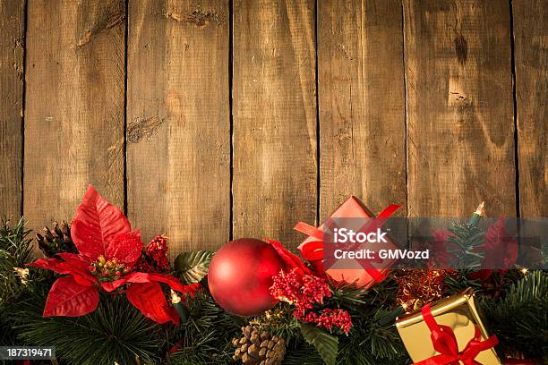 Decoração De Natal De Fundo Com Ornamentos - Fotografias de stock e mais imagens de Bola de Árvore de Natal - Bola de Árvore de Natal, Decoração de Natal, Espaço para Texto