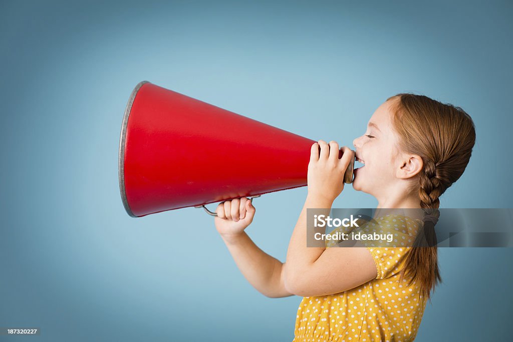 Mignonne petite fille faisant une annonce avec porte-voix - Photo de Enfant libre de droits