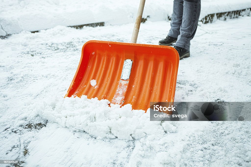 Mid femme adulte de nettoyage de neige devant sa maison - Photo de Adulte libre de droits