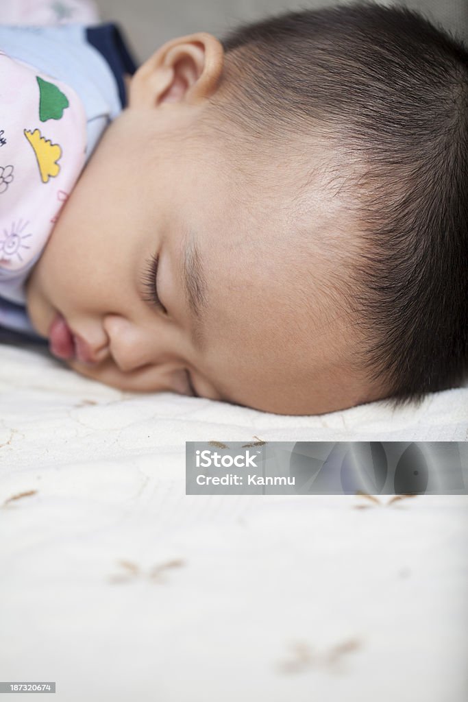 Dormire piccolo ragazzo - Foto stock royalty-free di 12-17 mesi