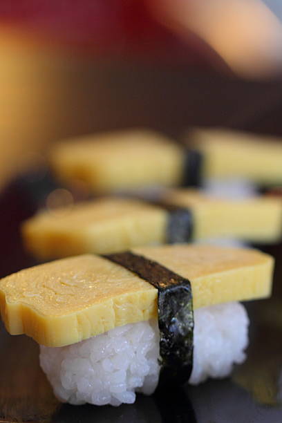 Omelette sushi yaki nigiri sushi – zdjęcie