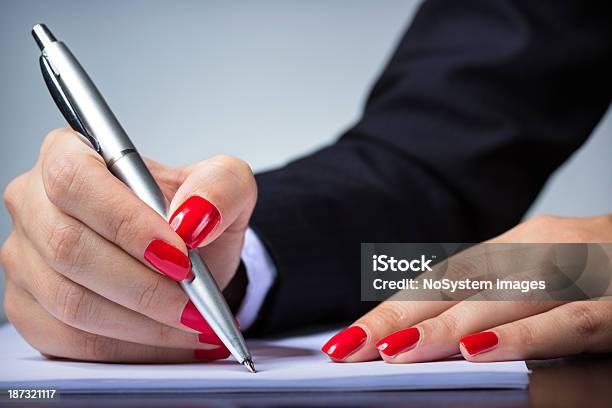 Foto de Assinar Documentos e mais fotos de stock de Caneta - Caneta, Fundo colorido, Adulto