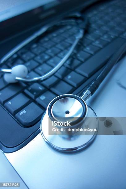 Stetoscopio Su Un Computer Portatile - Fotografie stock e altre immagini di Ambientazione interna - Ambientazione interna, Apparecchiatura medica, Ascoltare