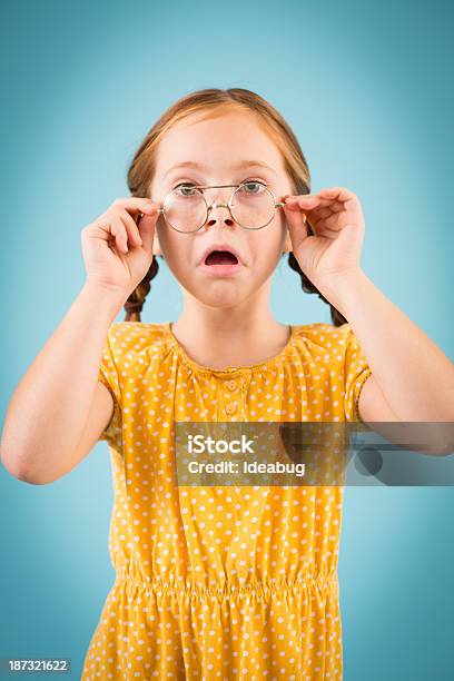 Little Girl Ajustar El Vintage Frikis Está Usando Gafas Foto de stock y más banco de imágenes de 6-7 años