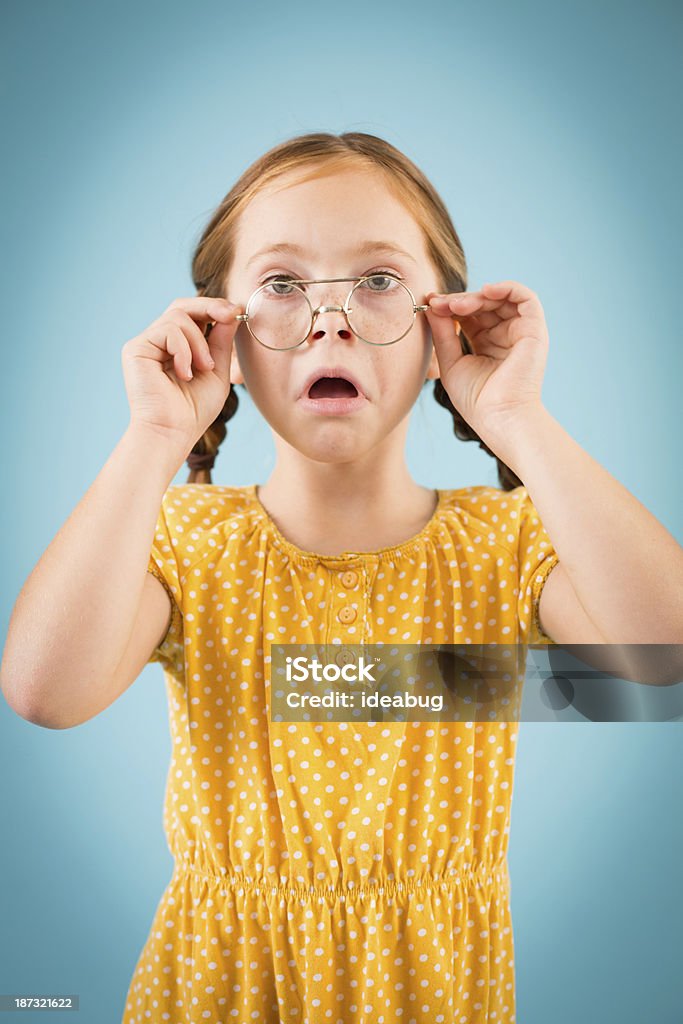 Menina ajustar o Vintage Nerd óculos ela está vestindo - Foto de stock de 6-7 Anos royalty-free