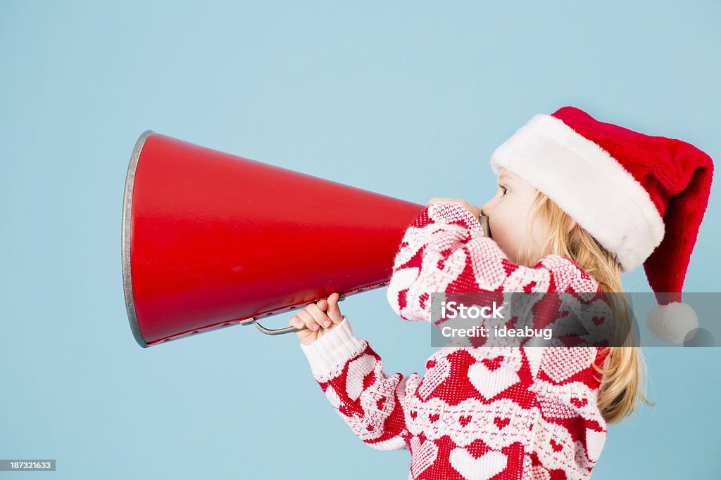 Santa's Little colaboradores la comunicación con megáfono - Foto de stock de Jersey navideño libre de derechos