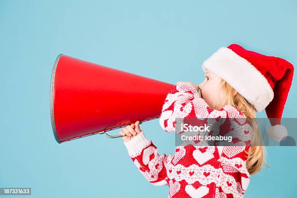 Santas Little Colaboradores La Comunicación Con Megáfono Foto de stock y más banco de imágenes de Jersey navideño