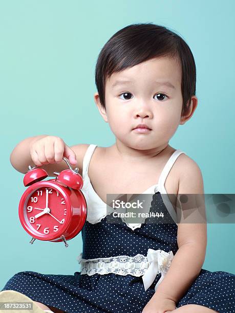 Cute Pequena Criança - Fotografias de stock e mais imagens de Asiático e indiano - Asiático e indiano, Bebé, Relógio