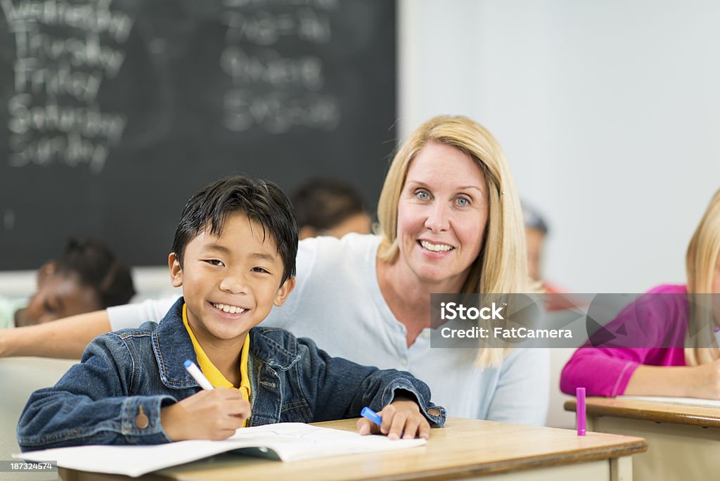 Gli studenti elementari - Foto stock royalty-free di Adulto