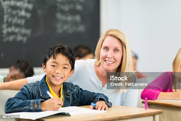 Gli Studenti Elementari - Fotografie stock e altre immagini di Adulto - Adulto, Afro-americano, Allegro