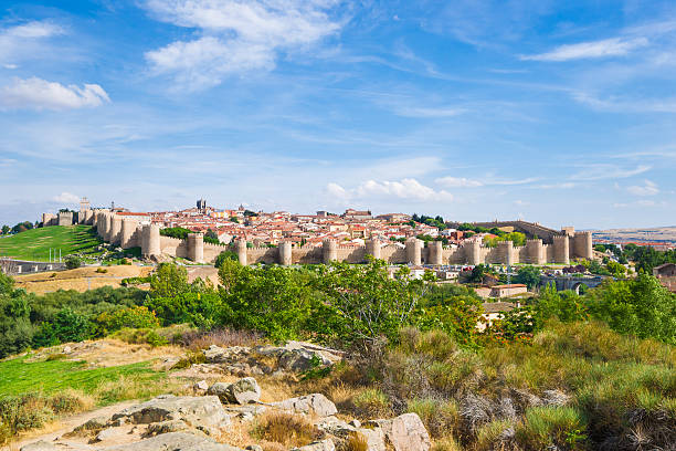 panorama da cidade de paredes de ávila na espanha - travel avila castilla y leon spain - fotografias e filmes do acervo