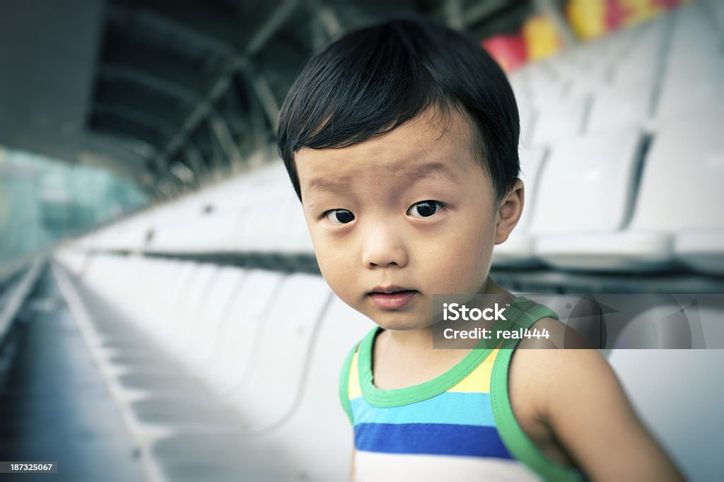 Niños en el estadio - Foto de stock de 2-3 años libre de derechos