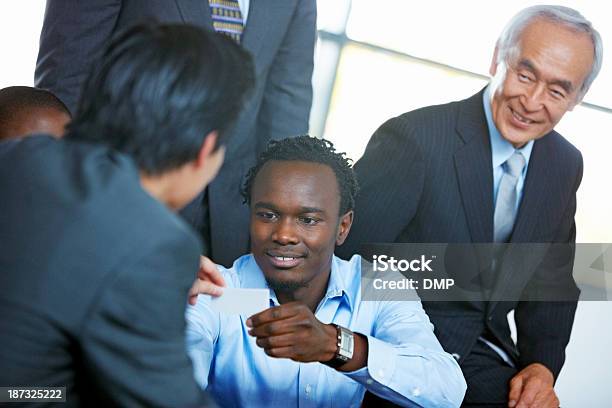 Geschäftsleute Austausch Von Visitenkarten Im Büro Stockfoto und mehr Bilder von Afrikanischer Abstammung - Afrikanischer Abstammung, Afro-amerikanischer Herkunft, Arbeiten