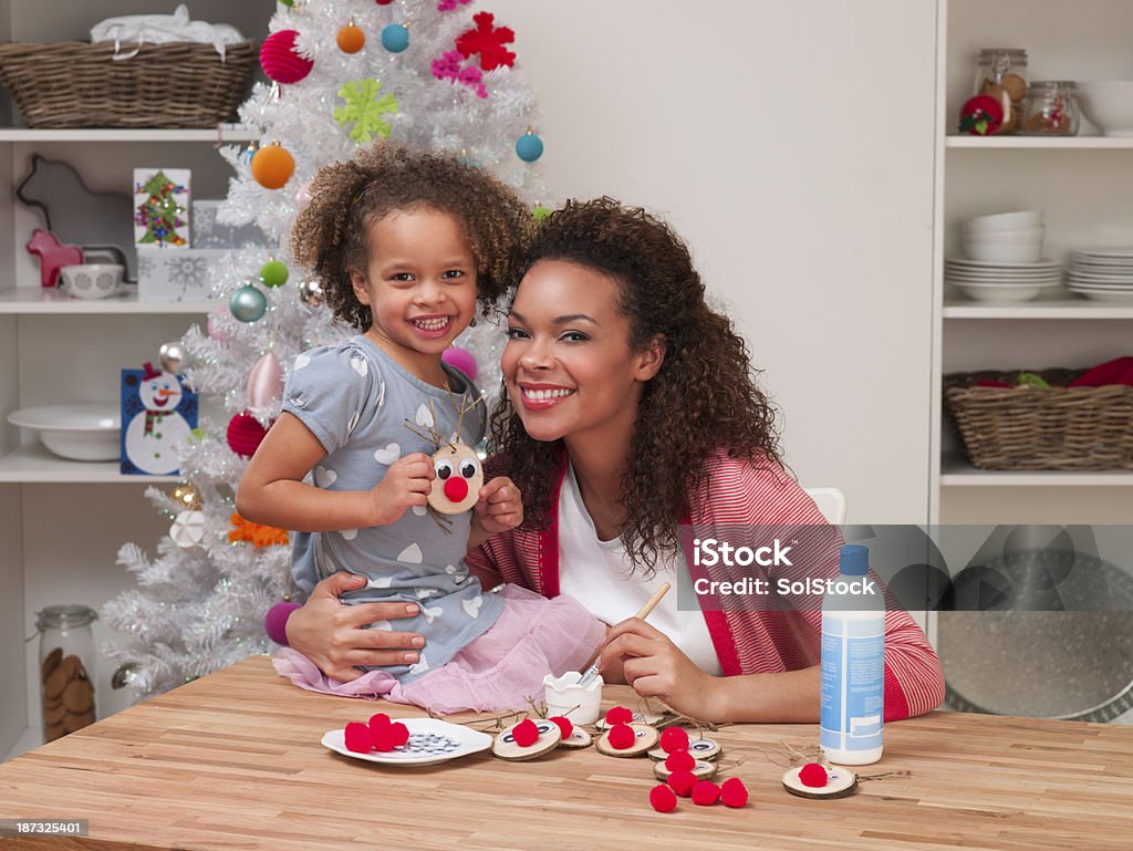 De raça mista Menina engraçada segurando Rena Feito a Mão - Royalty-free Criança Foto de stock