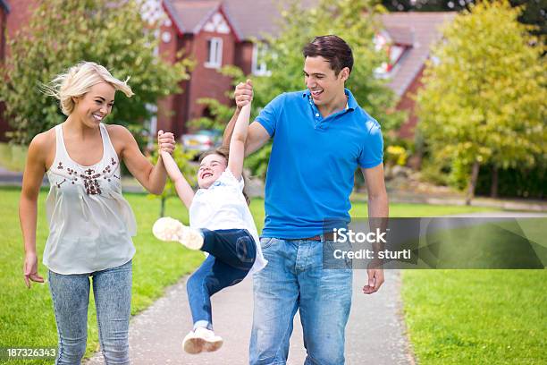 Junge Familie In Der Freizeit Stockfoto und mehr Bilder von Das Leben zu Hause - Das Leben zu Hause, Familie, Geplante Wohnsiedlung