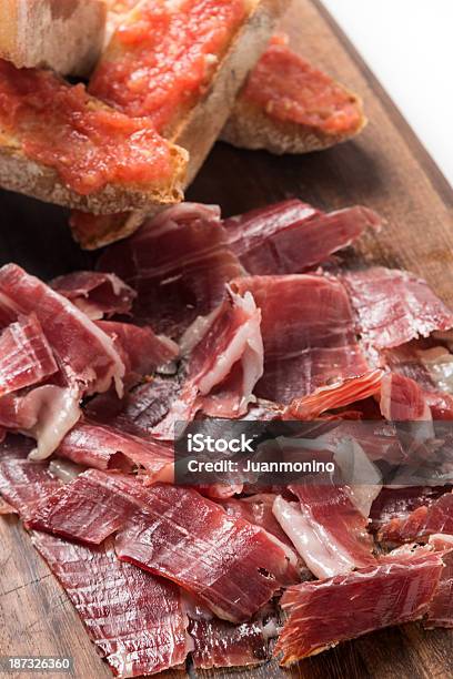 Geräucherter Schinken Aus Jabugo Mit Getoastetem Brot Mit Tomatensauce Stockfoto und mehr Bilder von Pata-Negra-Schwein