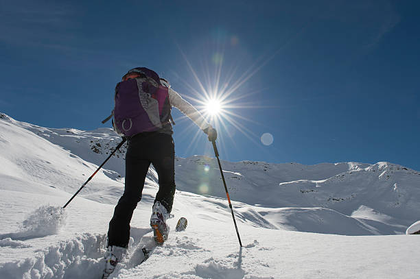 зимний лыжный туризм - ski skiing telemark skiing winter sport стоковые фото и изображения