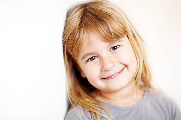 elle a un joli sourire ! - elementary age focus on foreground indoors studio shot photos et images de collection