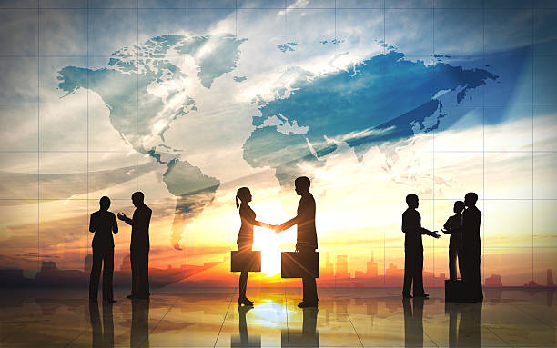 global business team schütteln hände silhouetten stadt mit world karten - silhouette handshake business customer stock-fotos und bilder