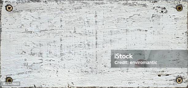 Bianco Bordo Legno Grunge Con Quattro Viti - Fotografie stock e altre immagini di Astratto - Astratto, Bianco, Composizione orizzontale