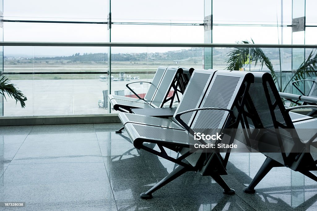 Assentos na sala de espera do aeroporto - Foto de stock de Aeroporto royalty-free