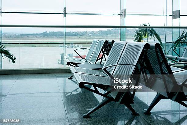 Foto de Assentos Na Sala De Espera Do Aeroporto e mais fotos de stock de Aeroporto - Aeroporto, Assento, Avião