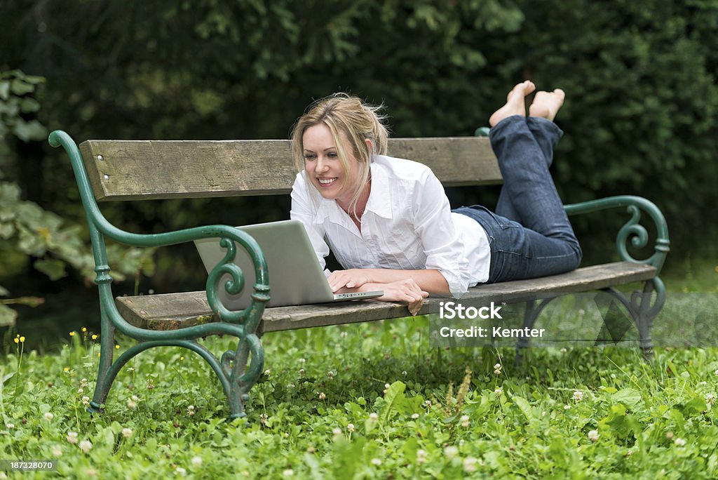 Mulher jovem sorridente com laptop no Banco de Parque - Royalty-free 20-29 Anos Foto de stock