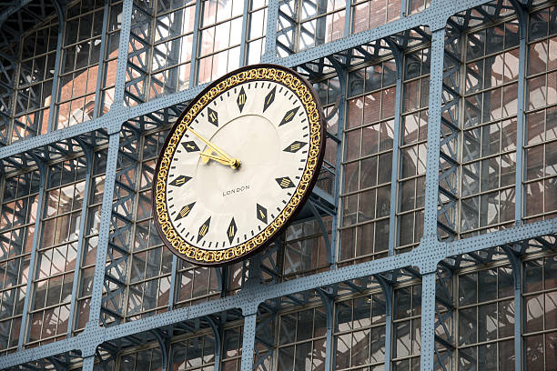 istock Large Clock In A London Train Station 187328201